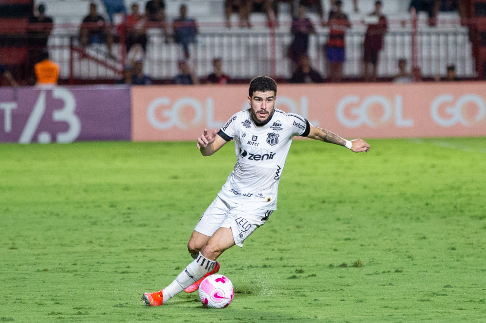 Volante Richardson no jogo Atlético-GO x Ceará, no estádio Antônio Accioly, pelo Campeonato Brasileiro Série A