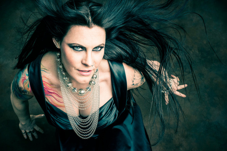 A cantora holandesa Floor Jansen divulgou carta aberta para fãs compartilhando o diagnóstico de câncer de mama