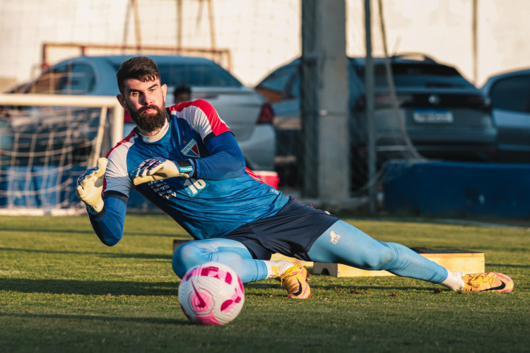 Goleiro Fernando Miguel em treino do Fortaleza no Centro de Excelência Alcides Santos, no Pici