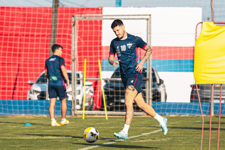 Meia Lucas Crispim em treino do Fortaleza no Centro de Excelência Alcides Santos, no Pici