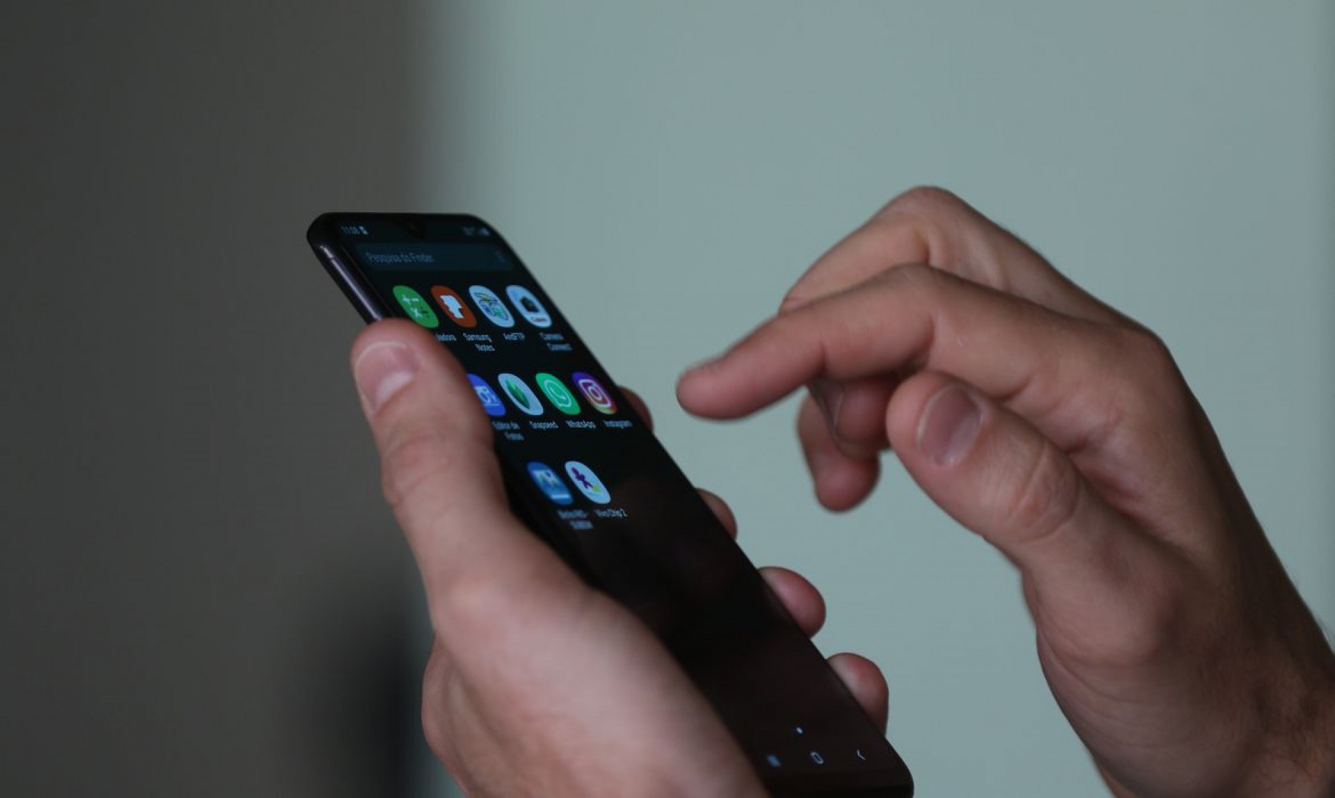 Smartphone, celular,  em uso. (Foto: Tânia Rêgo/Agência Brasil)