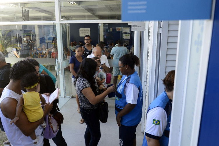 Rio de Janeiro - Vacinação contra a gripe na clínica da família Sérgio Vieira de Mello, região central da cidade. O início da vacinação contra a gripe foi antecipado para esta segunda-feira(25), em todo o estado do Rio de Janeiro, para gestantes e crianças com idades a partir de seis meses e menores de cinco anos, além de pacientes renais crônicos. (Tânia Rêgo/Agência Brasil)