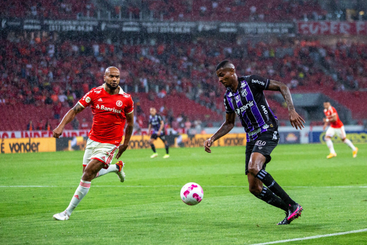 Zagueiro Rodrigo Moledo e atacante Cléber disputam lance no jogo Internacional x Ceará, no Beira Rio, pelo Campeonato Brasileiro Série A