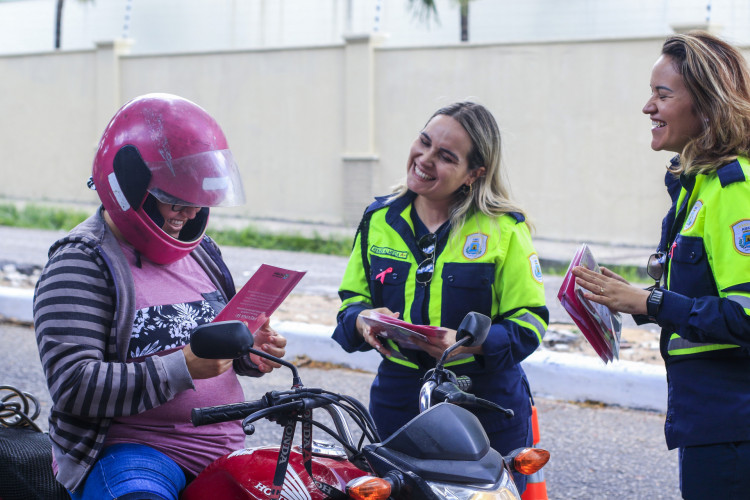 Foram distribuídos panfletos reforçando principais causas do câncer de mama