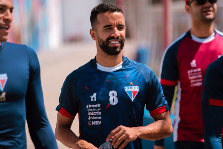 Volante Caio Alexandre em treino do Fortaleza no Centro de Excelência Alcides Santos, no Pici