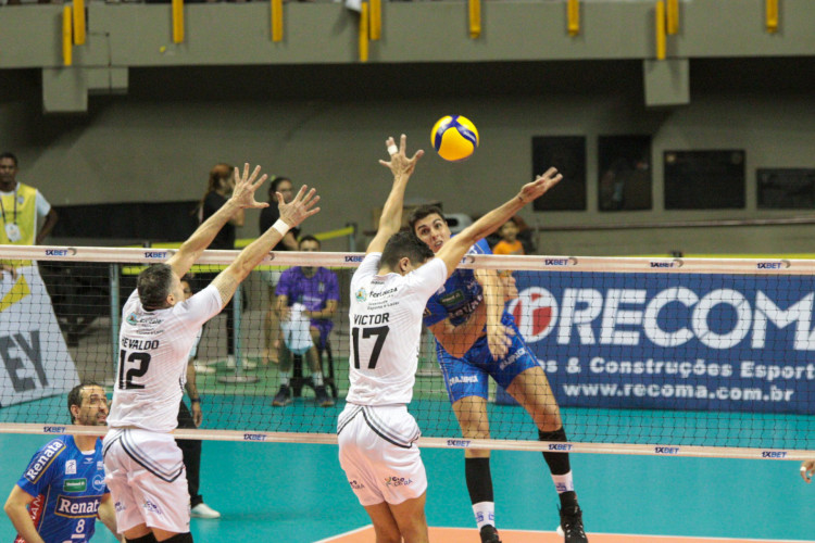 Lance do jogo Rede Cuca Vôlei x Vôlei Renata, no Paulo Sarasate, pela Superliga