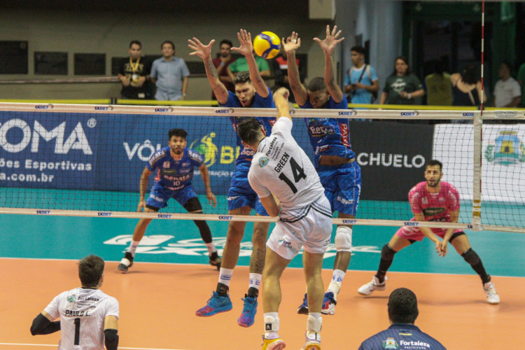 Lance do jogo Rede Cuca Vôlei x Vôlei Renata, no Paulo Sarasate, pela Superliga