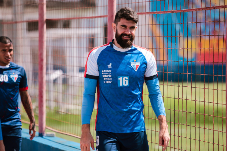 Goleiro Fernando Miguel em treino do Fortaleza no Centro de Excelência Alcides Santos, no Pici