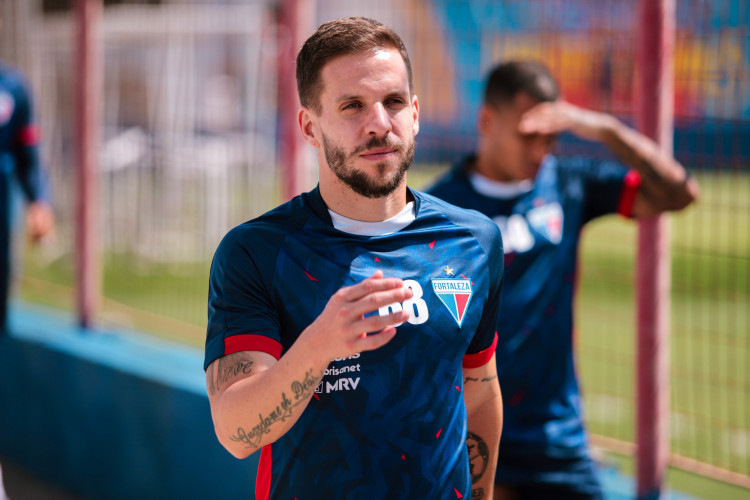 Volante Lucas Sasha em treino do Fortaleza no Centro de Excelência Alcides Santos, no Pici