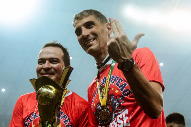 Presidente Marcelo Paz e técnico Juan Pablo Vojvoda comemoram título estadual com a taça no jogo Fortaleza x Caucaia, na Arena Castelão, pela final do Campeonato Cearense