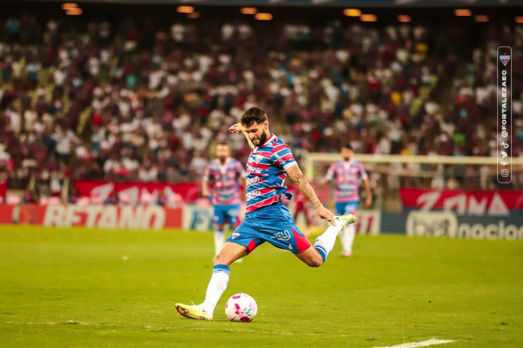 Lateral-esquerdo Juninho Capixaba, autor de dois gols na vitória do Fortaleza sobre o Coritiba, no Castelão 