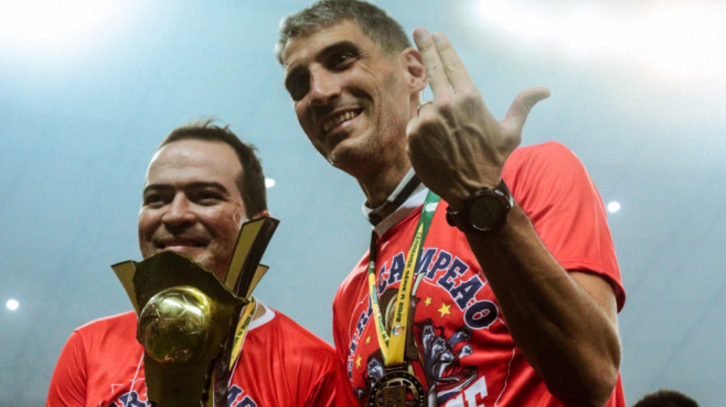 Presidente Marcelo Paz e técnico Juan Pablo Vojvoda comemoram título estadual com a taça no jogo Fortaleza x Caucaia, na Arena Castelão, pela final do Campeonato Cearense