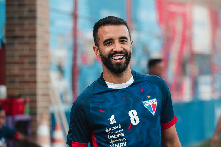 Volante Caio Alexandre em treino do Fortaleza no Centro de Excelência Alcides Santos, no Pici