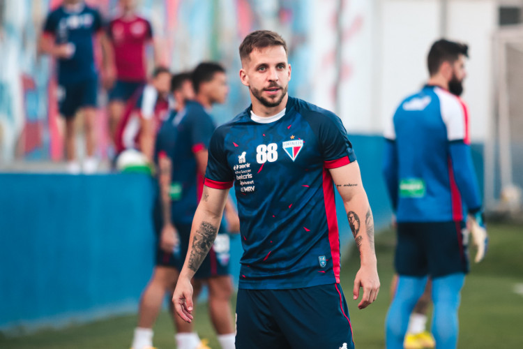 Volante Lucas Sasha em treino do Fortaleza no Centro de Excelência Alcides Santos, no Pici