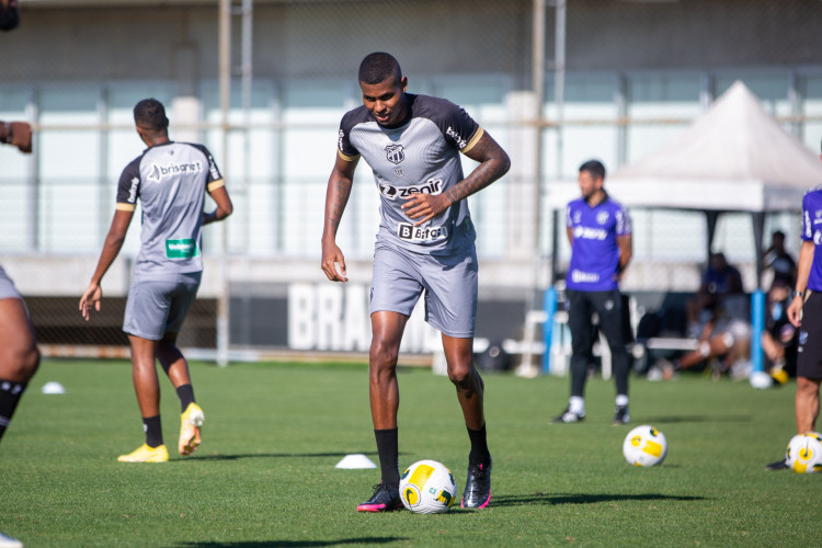 Atacante Cléber em treino do Ceará no CT do Grêmio, em Porto Alegre