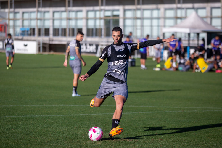 Zagueiro Gabriel Lacerda em treino do Ceará no CT do Grêmio, em Porto Alegre