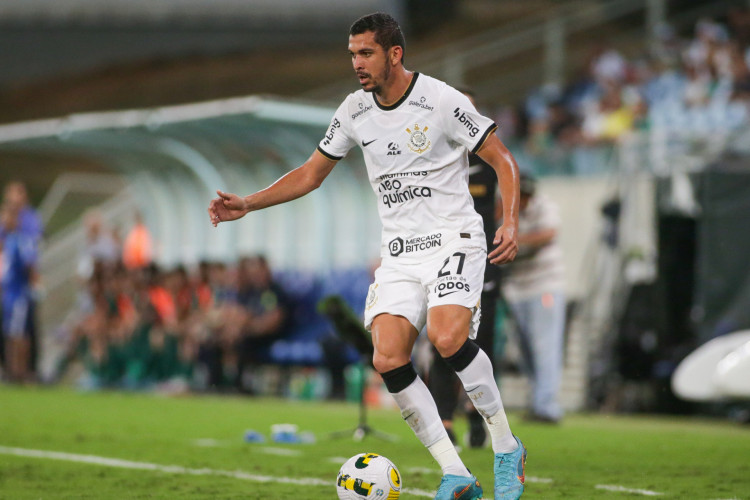 Lateral-esquerdo Bruno Melo no jogo Cuiabá x Corinthians, na Arena Pantanal, pelo Campeonato Brasileiro Série A