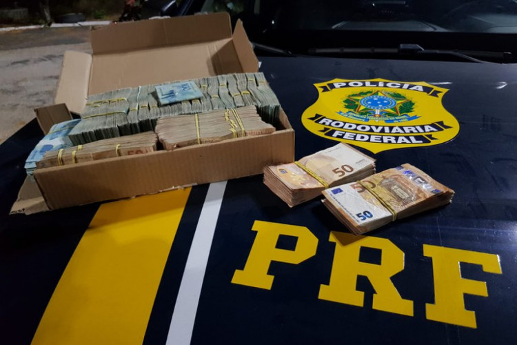 A Polícia Rodoviária Federal (PRF) prendeu um motorista, de 40 anos, transportando R$ 315 mil, sendo R$ 261.000 em moeda nacional e 10 mil euros em Jaguaribe, no Ceará