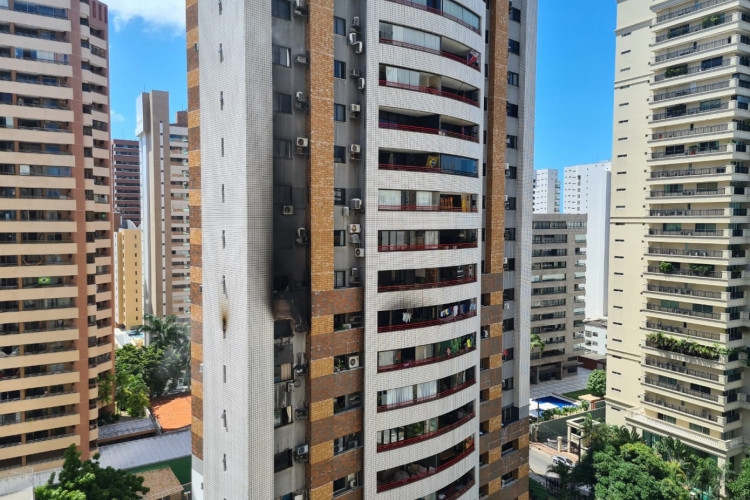 Incêndio atinge apartamento de prédio no bairro Meireles na tarde deste sábado, 29