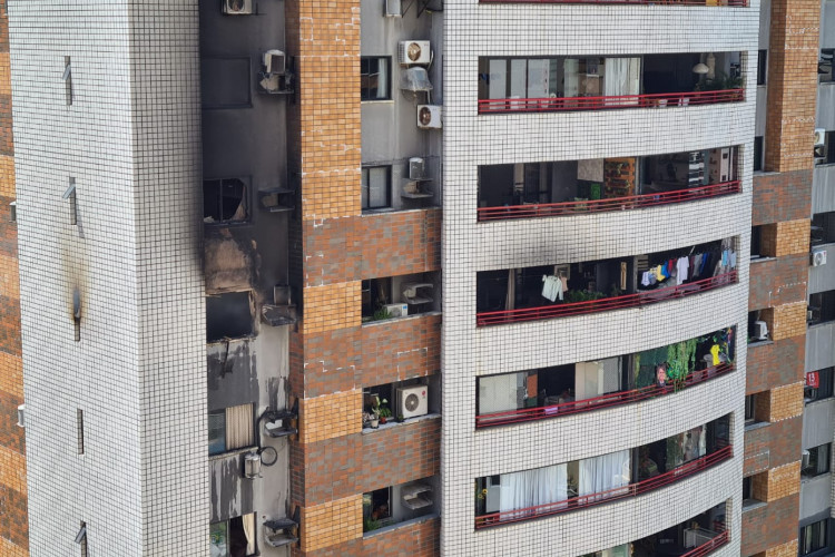 Incêndio atinge apartamento de prédio no bairro Meireles na tarde deste sábado, 29