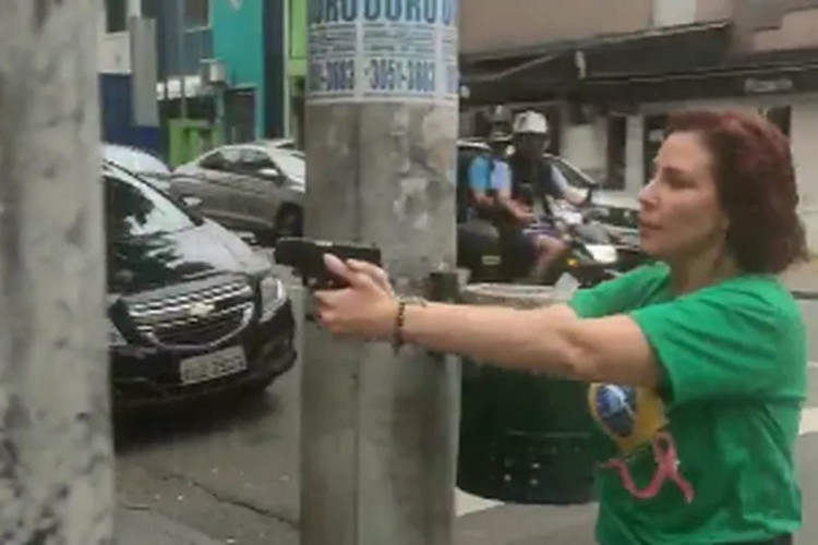 ZAMBELLI empunhou arma para um apoiador de Lula em São Paulo