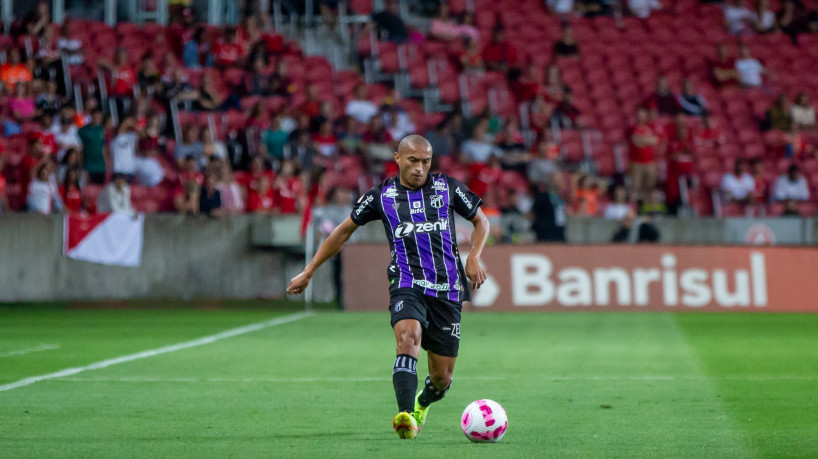 Lateral-esquerdo Nino Paraíba no jogo Internacional x Ceará, no Beira-Rio, pelo Campeonato Brasileiro Série A