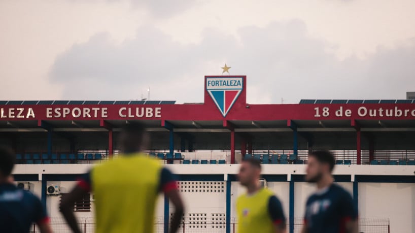 Escudo do Fortaleza na fachada interna do Centro de Excelência Alcides Santos, no Pici