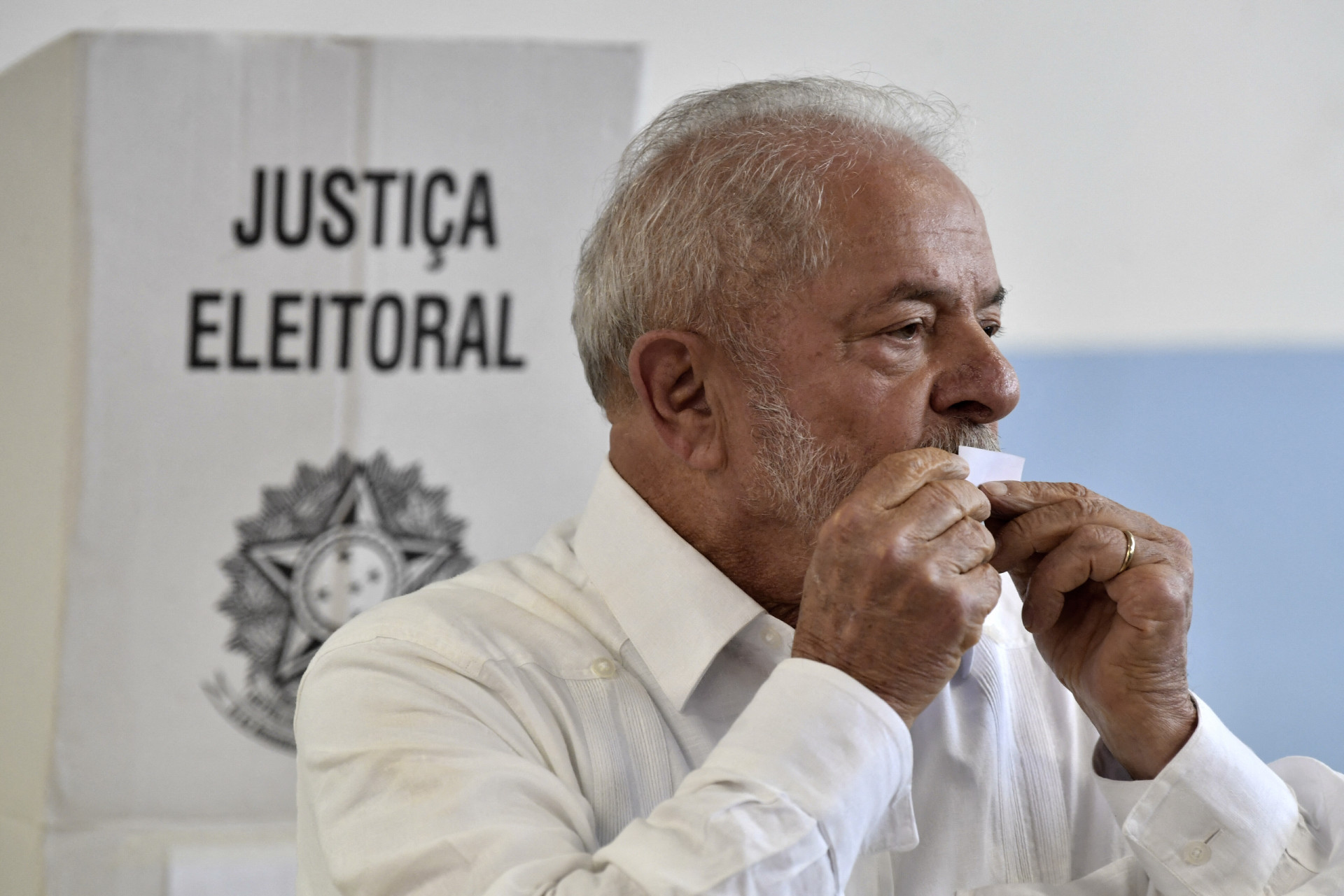 LULA beija o comprovante de votação no dia do 2º turno, em 30 de outubro (Foto: NELSON ALMEIDA/AFP)