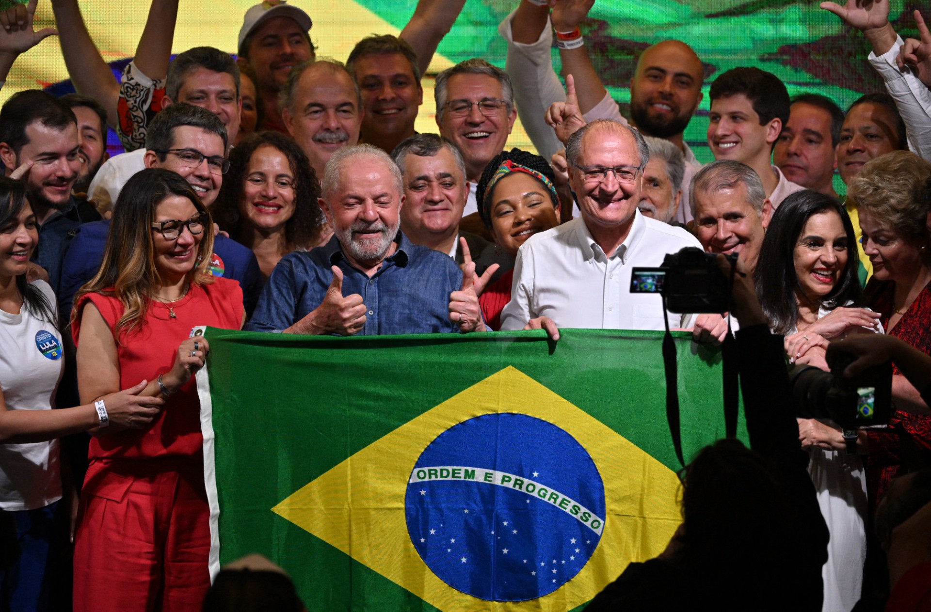 ￼ Alckmin (à direita) comemora a vitória ao lado de Lula (Foto: NELSON ALMEIDA/AFP)