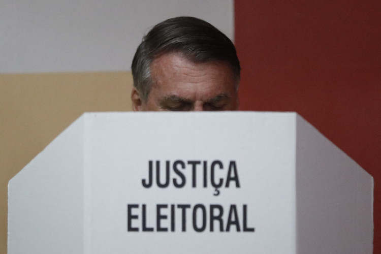 Presidente Jair Bolsonaro na cabine de votação