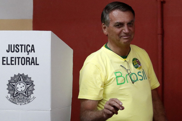 O ex-presidente brasileiro Jair Bolsonaro ao votar no Rio de Janeiro, em 30 de outubro de 2022, no segundo turno da eleição presidencial