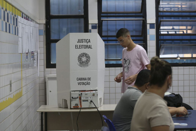 Eleições,Eleitores em Filas de Votações no Unieuro e Colegio Lasalle.