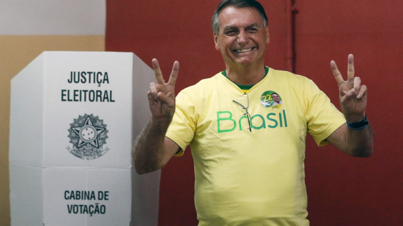 O presidente brasileiro e candidato à reeleição Jair Bolsonaro pisca o sinal de 'vitória' depois de votar durante o segundo turno da eleição presidencial, em uma estação de votação no Rio de Janeiro, Brasil, em 30 de outubro de 2022. - Após uma campanha amargamente divisiva e votação inconclusiva no primeiro turno, o Brasil elege seu próximo presidente em um segundo turno entre o titular de extrema-direita Jair Bolsonaro e o veterano de esquerda Luiz Inácio Lula da Silva. (Foto de Bruna Prado/PISCINA/AFP)