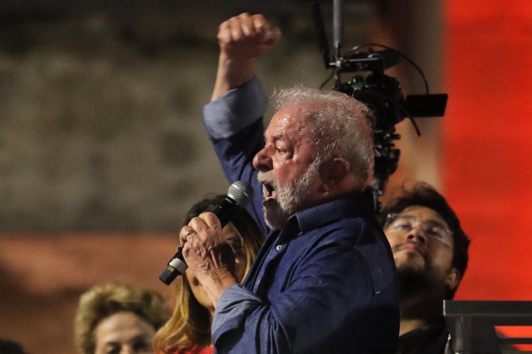 Lula em discurso após vitória, na Avenida Paulista, no domingo, 30 de outubro 