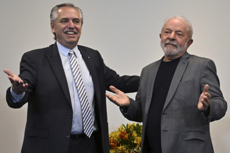 O presidente argentino Alberto Fernandez (esq.) ao cumprimentar o presidente eleito Luiz Inácio Lula da Silva, em encontro em São Paulo, em 31 de outubro de 2022, logo após a eleição de Lula