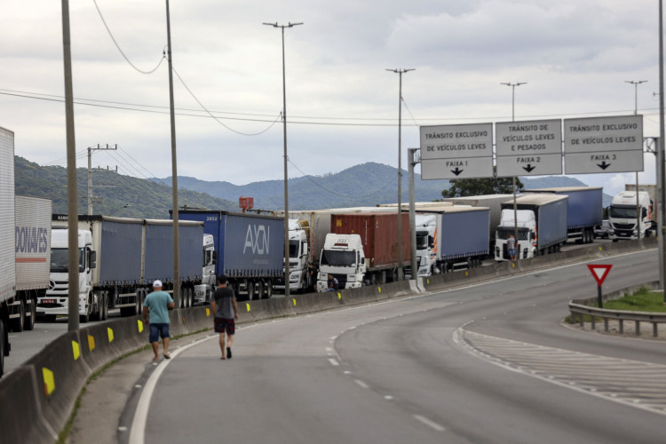 Bloqueio de rodovias já traz transtornos também ao abastecimento de alimentos