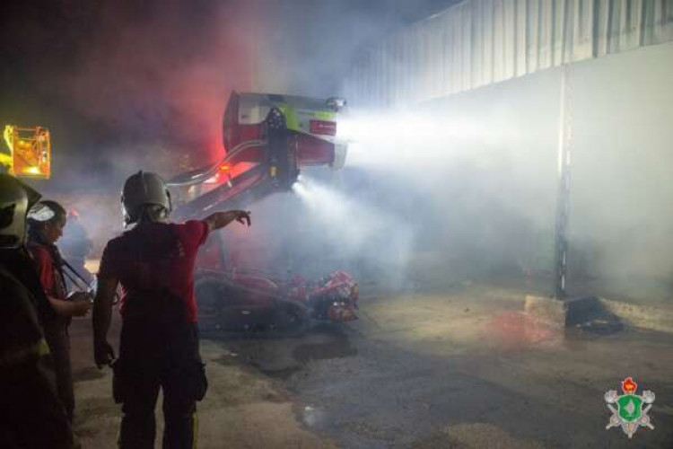 Bombeiros atendem ocorrência em fábrica de papelão em Caucaia