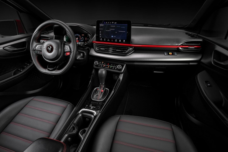 O primeiro Abarth produzido no Brasil possui o interior escurecido