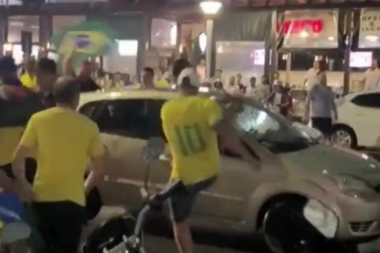 Enquanto comemorava a vitória do presidente eleito, Lula, mulher é agredida por homem vestido de verde e amarelo