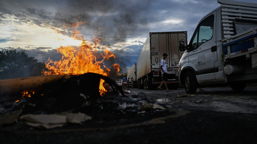 Apoiadores do ex-presidente Jair Bolsonaro, principalmente caminhoneiros, incendiaram barreira durante um bloqueio na rodovia Via Dutra BR-116 entre Rio de Janeiro e São Paulo, em Volta Redonda, estado do Rio de Janeiro, Brasil, em 31 de outubro de 2022 , como protesto pela derrota de Bolsonaro para Lula