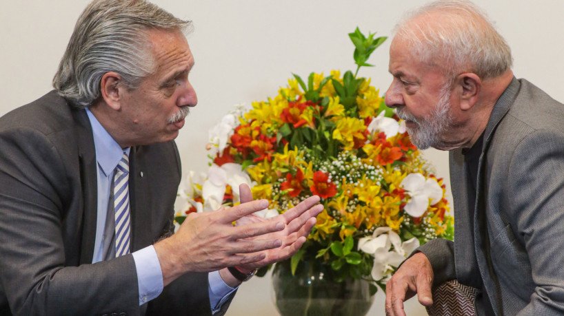 O presidente argentino Alberto Fernandez (E) cumprimenta o presidente brasileiro Luiz Inácio Lula da Silva durante reunião em São Paulo, Brasil, em 31 de outubro de 2022, logo após eleição no Brasil