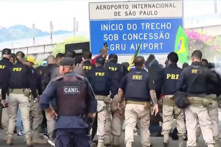 PRF dispersa grupos golpistas dos arredores do aeroporto de Guarulhos