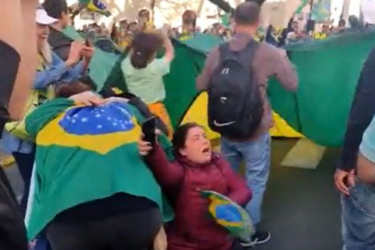 As comemorações pararam após os manifestantes perceberem que a notícia era falsa