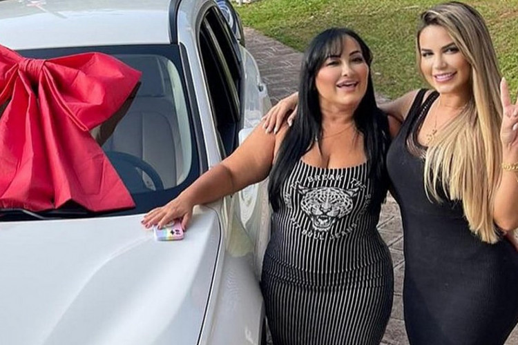 Solange Bezerra ao lado de Deolane Bezerra, com carro que recebeu da filha