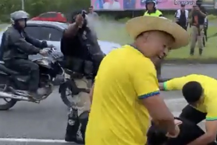 Spray de pimenta usado contra manifestantes golpistas que bloqueiam estradas