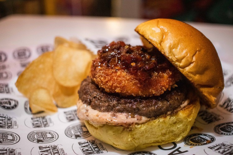 Hamburguer do restaurante Meat Packing, localizado no bairro Varjota