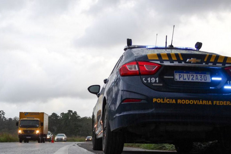 Polícia Rodoviária Federal (PRF) em fiscalização em estrada