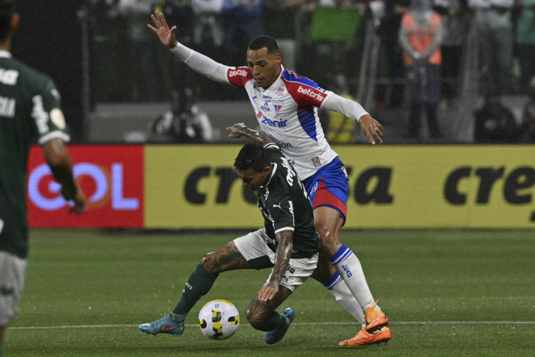 Dudu e Titi disputam lance no jogo Palmeiras x Fortaleza, no Allianz Parque, pelo Campeonato Brasileiro Série A