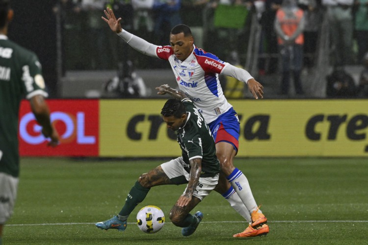 Palmeiras' Brazilian forward Dudu (L) and Fortaleza's Brazilian defender Titi vie for the ball during their 2022 Brazilian Championship football match,  at Allianz Parque stadium, in Sao Paulo, Brazil, on November 2, 2022. (Photo by NELSON ALMEIDA / AFP)