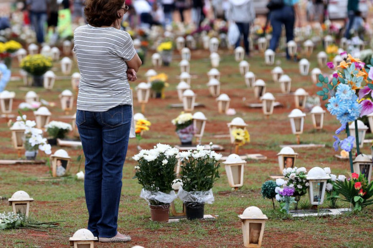 Brasília - Movimentação no Cemitério Campo da Esperança no dia de Finados (Wilson Dias/Agência Brasil)